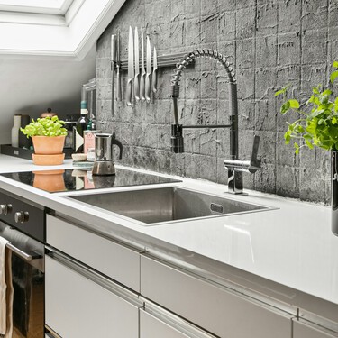 Leroy Merlin tiene el organizador de fregadero en oferta que decora y no ocupa casi nada de espacio en la encimera 