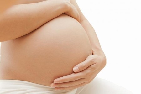 Un recién nacido de una madre con coronavirus da positivo 30 horas después de nacer