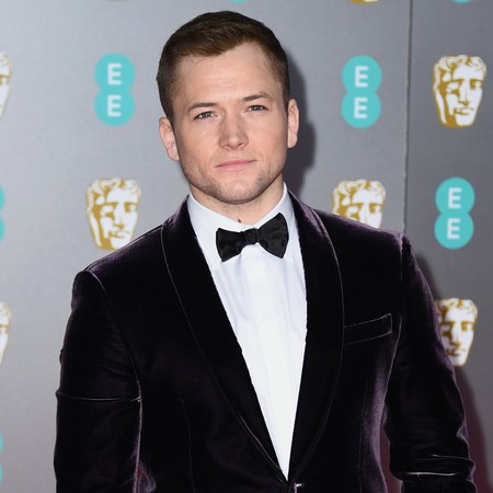 Taron Egerton hace del púrpura el color de su look para los premios BAFTAs