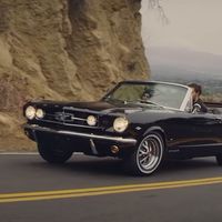 Jason Momoa revive tras 14 años de trabajo un Ford Mustang GT de 1965, el primer coche de su mujer