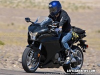 Honda VFR 1200 2010 cazada en la calle