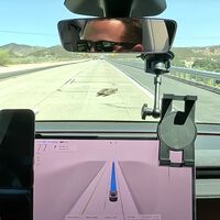 Una prueba de Tesla pone en evidencia lo lejos que estamos realmente de los coches autónomos: no reaccionan ante objetos sobre la carretera