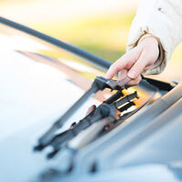 Cómo cambiar los limpiaparabrisas y algunas ofertas para dejar el coche listo para las lluvias
