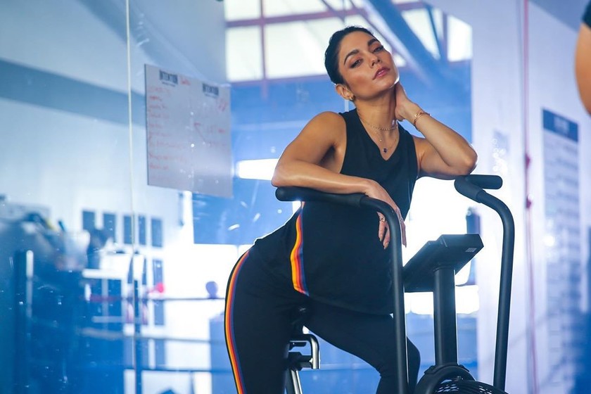 Yoga y Soulcycle, la combinación con la que Vanessa Hudgens entrena