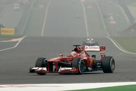 Fernando Alonso, octavo, pensando más en la carrera de mañana