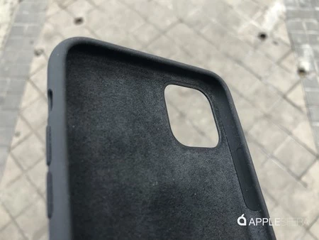 前世代と同様に、カバーの内側はベルベットで保護されています。