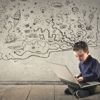 Cómo prevenir lesiones infantiles por una mala postura de estudio o frente al ordenador 