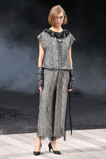 Foto de Chanel Otoño-Invierno 2011/2012 en la Semana de la Moda de París: el Apocalipsis de Karl Lagerfeld (17/17)