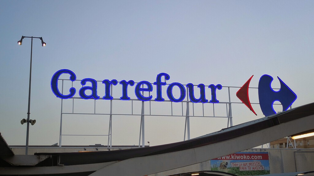 Carrefour deja hoy a precio de outlet este set de mesa, silla y banco ideal incluso para balcones estrechos