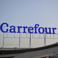 Carrefour deja hoy a precio de outlet este set de mesa, sillas y banco ideal incluso para balcones estrechos
