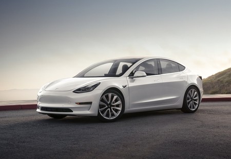 Será mejor no abrir la cajuela del Tesla Model 3 si llueve: una falla de diseño hace que se meta el agua