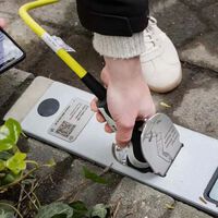 El peor problema de los coches eléctricos es que si no tienes un garaje, no puedes tener un punto de carga. Alemania ha dado con la solución: los bordillos