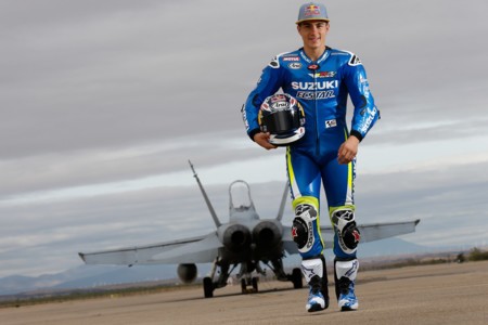 Maverick Viñales sale de paseo con un F-18