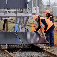 El tren francés tiene kilómetros de vías abandonadas y ha encontrado una forma de rentabilizarlas: convertirlas en granjas solares sin una sola obra