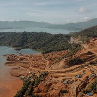 Accidentes laborales, trabajadores fallecidos y contaminación. La cara más oscura de cómo China está bajando el precio de las baterías para coches eléctricos