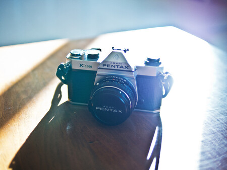 La marca de cámaras preferida por los japoneses no es Canon, Fujifilm, Nikon, Olympus, Panasonic o Sony... ¡Es Pentax!