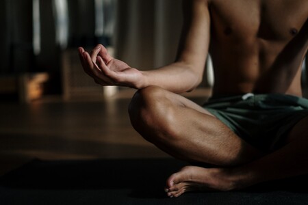 Si vas a empezar a practicar Bikram Yoga, estas 7 claves te ayudarán a superar tu primera clase con éxito