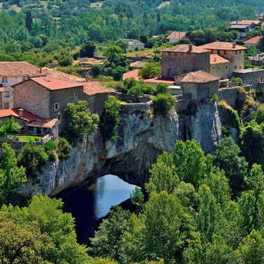 Este pueblo medieval de Burgos solo tiene 50 habitantes,  se levanta sobre un río y es uno de los más bonitos de España 