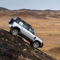 El nuevo Land Rover Defender ya está aquí: un coche tan todoterreno como siempre pero más premium que nunca