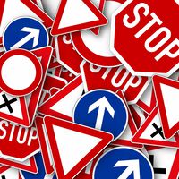 Señales fantasma, o por qué un ayuntamiento te puede multar con señales que no reconoce la DGT