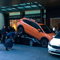 El aparcacoches que estacionó un Porsche 911 Carrera Cabriolet... ¡debajo de un Subaru XV!