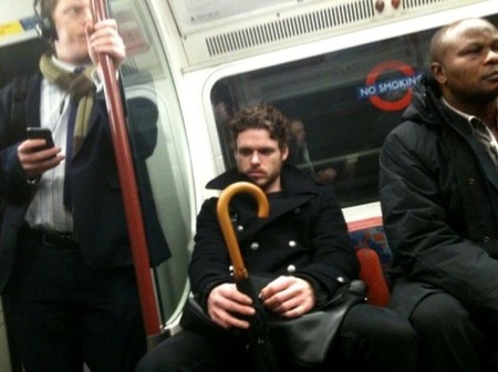 Richard Madden se sienta en el metro como le gustaría a Robb Stark sentarse en el Trono de Hierro