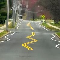Estas líneas no están mal pintadas. Unos vecinos estaban hartos de que circularan a exceso de velocidad en su calle, así que pintaron carriles “de borracho” para solucionarlo
