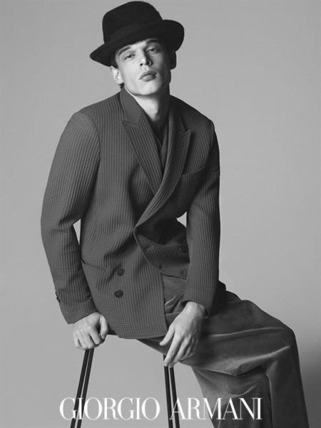 Giorgio Armani hace del sombrero el accesorio it del otoño