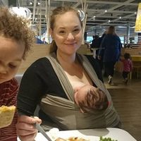 Le ordenan dejar de amamantar a su bebé de siete semanas en IKEA tras la queja de otro cliente