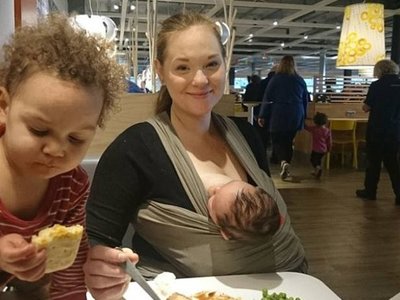 Le ordenan dejar de amamantar a su bebé de siete semanas en IKEA tras la queja de otro cliente