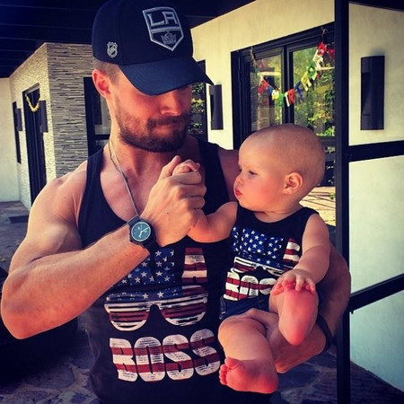Morir de amor con Stephen Amell cuando va juego con su nena
