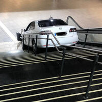 Mala noche es robar un Mazda y acabar detenido y en el hospital por encajarlo en las escaleras del intercambiador de Plaza Elíptica