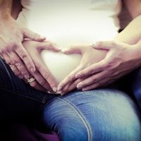 Una clínica de fertilidad le implantó dos embriones equivocados y dió a luz a los hijos de otras parejas