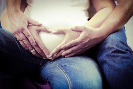 Una clínica de fertilidad le implantó dos embriones equivocados y dió a luz a los hijos de otras parejas