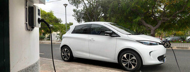 Hay conductores de coches eléctricos ganando dinero con la energía que les sobra. En España es imposible por culpa de una ley que blinda a las energéticas 