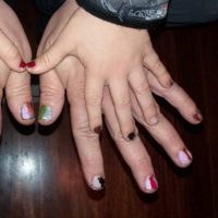 Se ríen de él en el colegio por pintarse las uñas y su padre le muestra su apoyo pintándoselas también