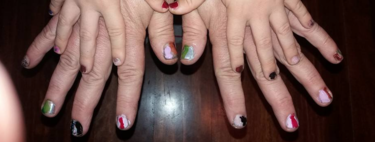 Se ríen de él en el colegio por pintarse las uñas y su padre le muestra su apoyo pintándoselas también