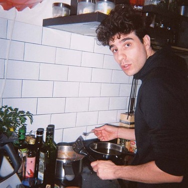 Este es el restaurante al que siempre va Javier Calvo para comer el mejor cocido de Madrid, aunque él también prepara uno de cine