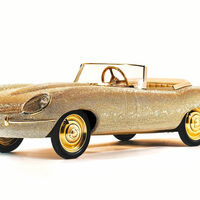Este Jaguar E-Type cubierto por más de 100,000 cristales Swarovsky es un capricho en el cual invertirás todo tu aguinaldo