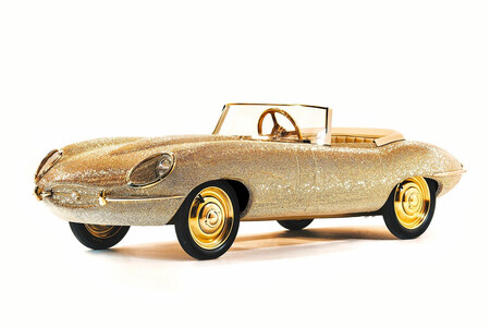 Este Jaguar E-Type cubierto por más de 100,000 cristales Swarovsky es un capricho en el cual invertirás todo tu aguinaldo