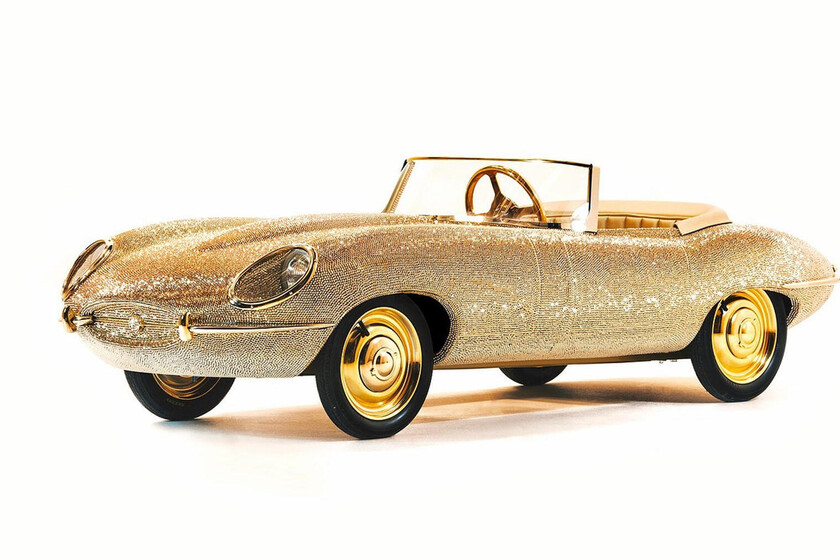 Este Jaguar EType a escala está cubierto por 100 mil cristales Swarovsky