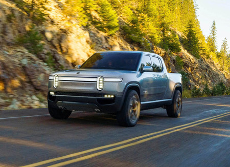 El duelo Tesla-Rivian, más cerca: la pick-up eléctrica Rivian R1T se fabricará desde diciembre y será más asequible de lo previsto