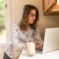 Cuál es la alternativa más saludable a la leche de vaca: la bebida de soja o la de avena. Esto es lo que sabemos 