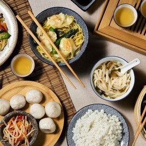Ni llenarte el plato, ni clavar los palillos: cómo comportarte al comer en una mesa china sin parecer maleducado