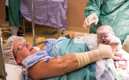 Una mujer saca a sus gemelas de su propio útero durante una "cesárea natural"