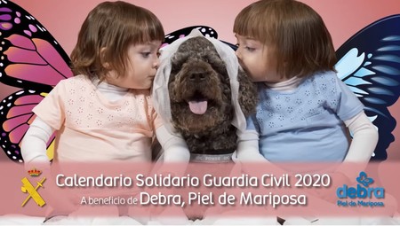 La Guardia Civil presenta su calendario solidario a favor de la piel de mariposa, una enfermedad que necesita visibilidad y apoyo