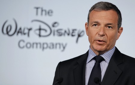 El CEO de Disney seguirá en la junta directiva de Apple, a pesar de que ahora compiten directamente