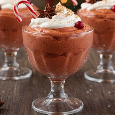 No tires el ponche que te sobró: úsalo para preparar un mousse navideño con solo 8 ingredientes