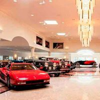Si te sobran 109 millones esta mansión tiene un museo de coches incluido, taller y hasta mecánico personal