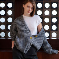 Siete prendas rebajadas por menos de 10 euros que puedes fichar en las rebajas de Lefties: chaquetas, vestidos, camisas y más 